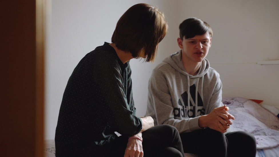 Rusija i Ukrajina: Ukrajinske majke prelaze opasan put do Rusije da vrate otetu decu 3 Sara Rejnsfrod priča sa Sašom Sarah Rainsford speaking to Sasha