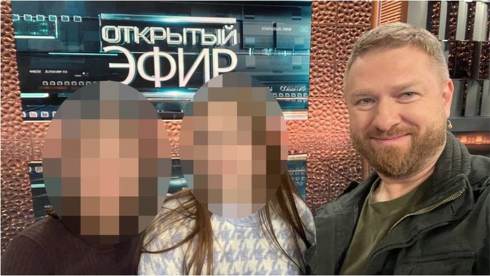 Rusija i Ukrajina: Korišćenje tinejdžera za širenje Putinove propagande u Ukrajini 2 Alexander Malkevich next to two underage reporters, whose faces are blurred