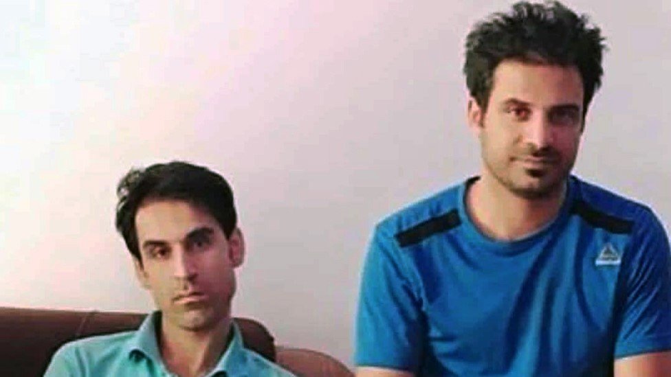 Protesti u Iranu: Jedan brat pogubljen, drugi oslobođen, treći hiljadu dana u samici u Iranu 5 Vahid and Habib Afkari seated in a family photo