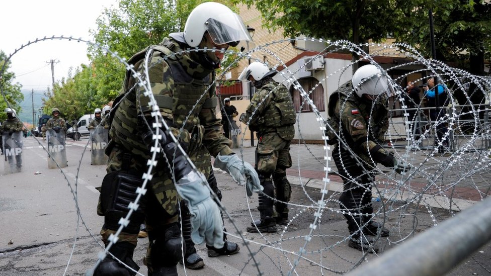 Srbija i Kosovo: Sedmi dan protesta na severu - Srbi se ispred bodljikave žice upisuju da su došli na posao, hoće li pasti Kurtijeva vlada 5 kosovo, incidenti, KFOR