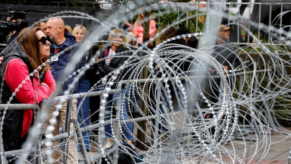 Srbija i Kosovo: Sedmi dan protesta na severu - Srbi se ispred bodljikave žice upisuju da su došli na posao, hoće li pasti Kurtijeva vlada 6 Kosovo, zvečan