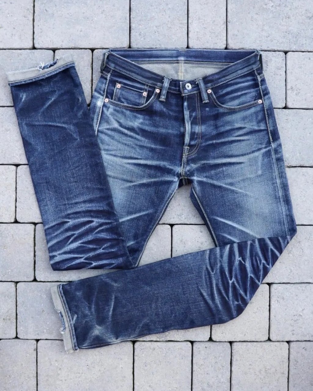 Higijena: Jačanje pokreta ljudi koji ne peru odeću 2 Slike iznošenih farmerki šalju se na takmičenje Indigo invitejšenel, na kom učesnici nose jedne te iste farmerke godinu dana