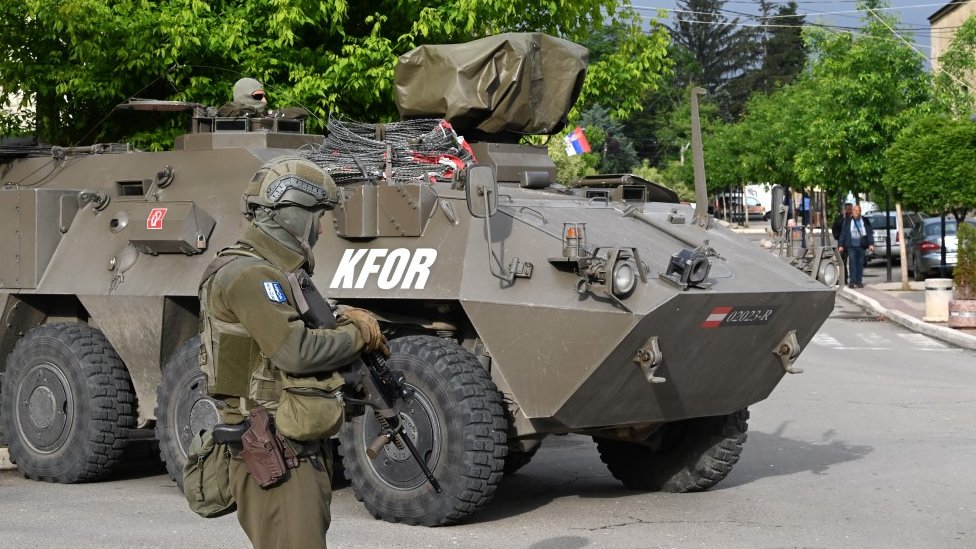 Srbija i Kosovo: Sedmi dan protesta na severu - Srbi se ispred bodljikave žice upisuju da su došli na posao, hoće li pasti Kurtijeva vlada 1 Kosovo, zvečan, KFOR