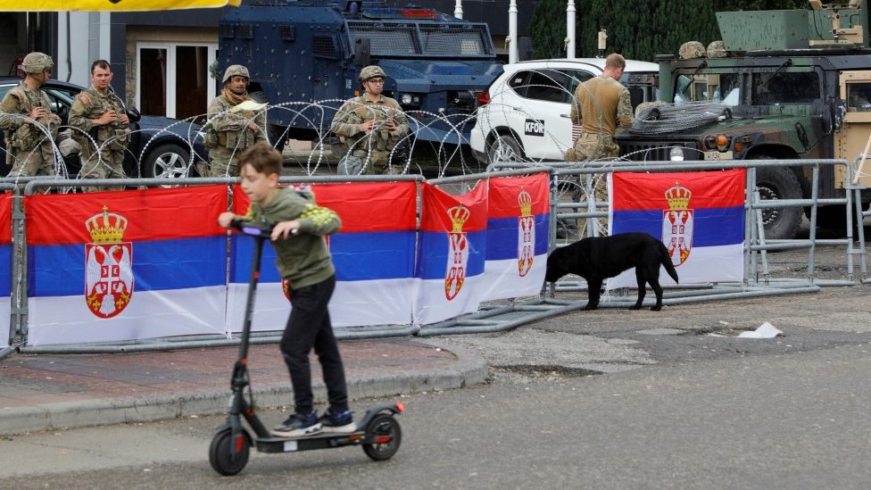 Srbija i Kosovo: Sedmi dan protesta na severu - Srbi se ispred bodljikave žice upisuju da su došli na posao, hoće li pasti Kurtijeva vlada 2 Kosovo, KFOR