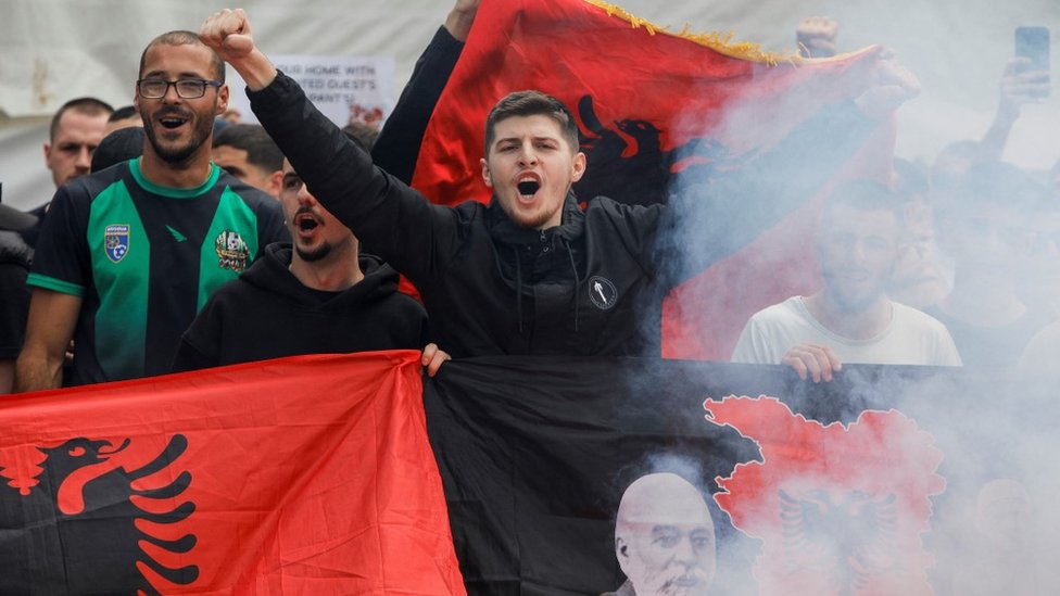 Albanski demonstranti u južnom delu Kosovske Mitrovice