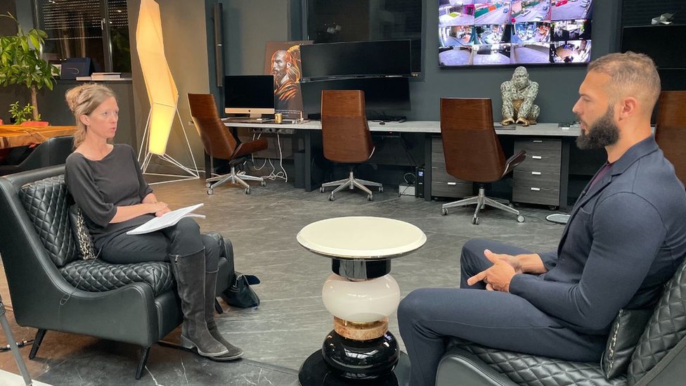 Endrju Tejt: Influenser u intervjuu za BBC negirao optužbe za mizoginiju i silovanje 2 Lusi Vilijamson na intervjuu sa Endrju Tejtom