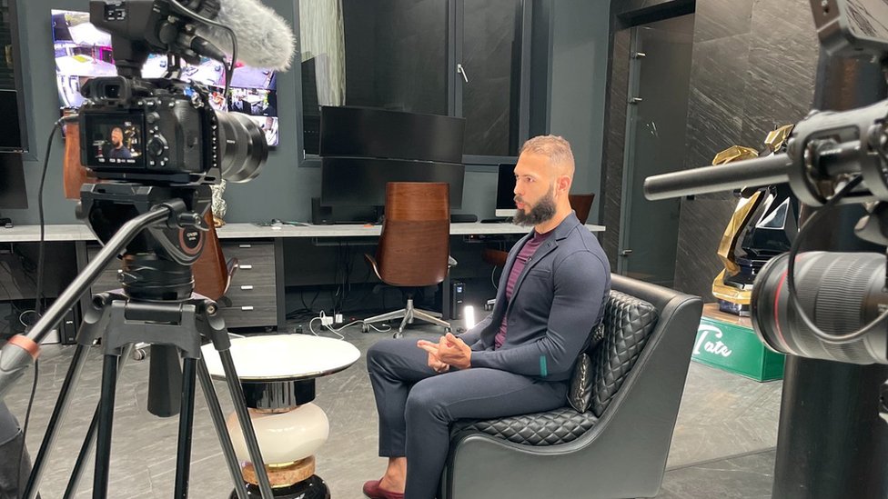 Endrju Tejt: Influenser u intervjuu za BBC negirao optužbe za mizoginiju i silovanje 3 Endrju Tejt