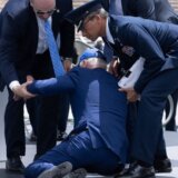 Američki predsednik Džozef Bajden pao na bini u Koloradu, Bela kuća kaže da se „sapleo o vreću sa peskom" 3