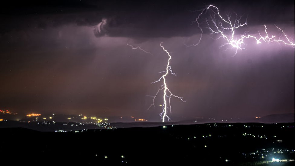 Balkan i vremenske nepogode: Upozorenje na opasnost - od sirene do SMS poruke 1 munja, grom