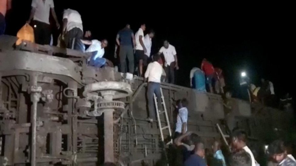 Smrt na pruzi: U sudaru vozova u Indiji poginulo najmanje 50 putnika 1 People try to escape from toppled compartments following the crash