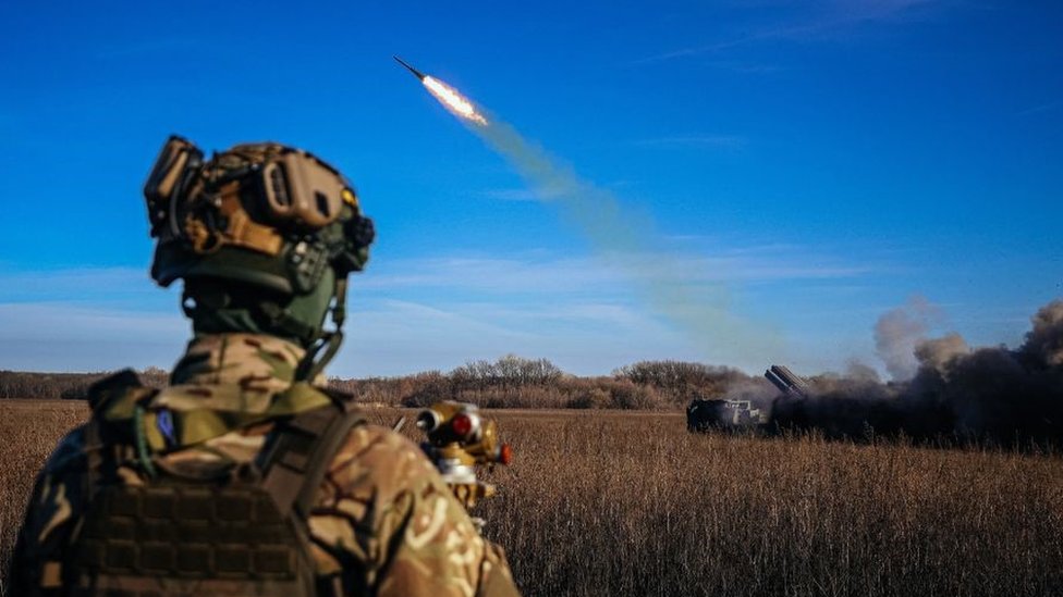 Rusija i Ukrajina: Zapadni zvaničnici skeptični povodom uspeha ukrajinske kontraofanzive, piše Njujork tajms 2 A Ukrainian soldier watches a rocket launcher firing towards Russian positions on the front line in eastern Ukraine in November