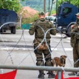 Srbija i Kosovo: Lajčak i Eskobar imali „dug i težak" razgovor sa Kurtijem, Srbi na severu Kosova natežu konopac sa pripadnicima KFOR-a 11