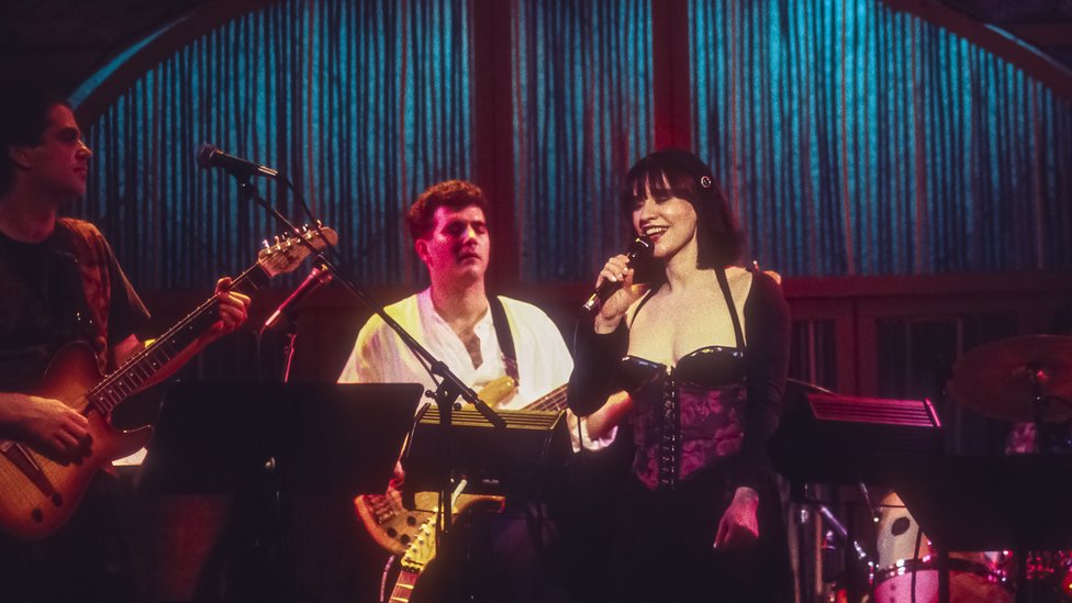 Muzika i Brazil: Astrud Žilberto, pevačica velikog hita „Devojka sa Ipaneme", preminula u 83. godini 2 Brazilian Bossa Nova and Samba singer Astrud Gilberto and her band performing at SOB's nightclub in New York in 1993