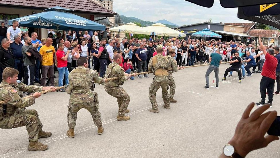 Srbija i Kosovo: Oštre poruke Zapada Prištini, „Rusija nije režirala krizu", kaže američki diplomata 1 Pripadnici KFOR-a i Srbi u Leposaviću