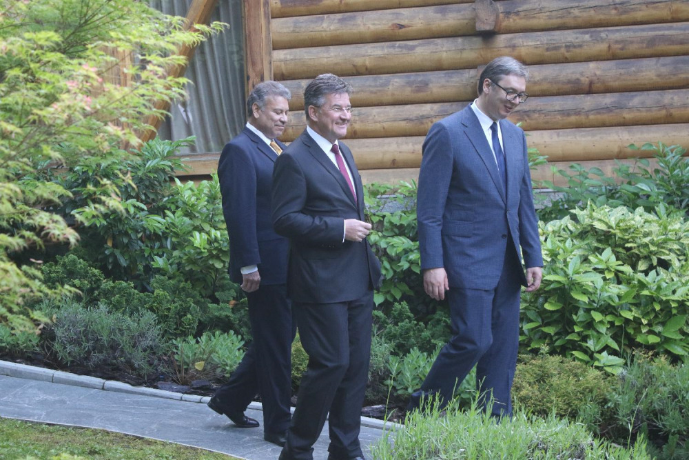 Vučić, Lajčak, Eskobar