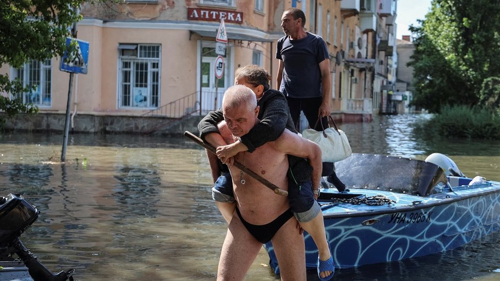 Rusija i Ukrajina: Hiljade ljudi beže iz poplavljenog područja na jugu Ukrajine, Putin: „Ovo je varvarsko delo" 15