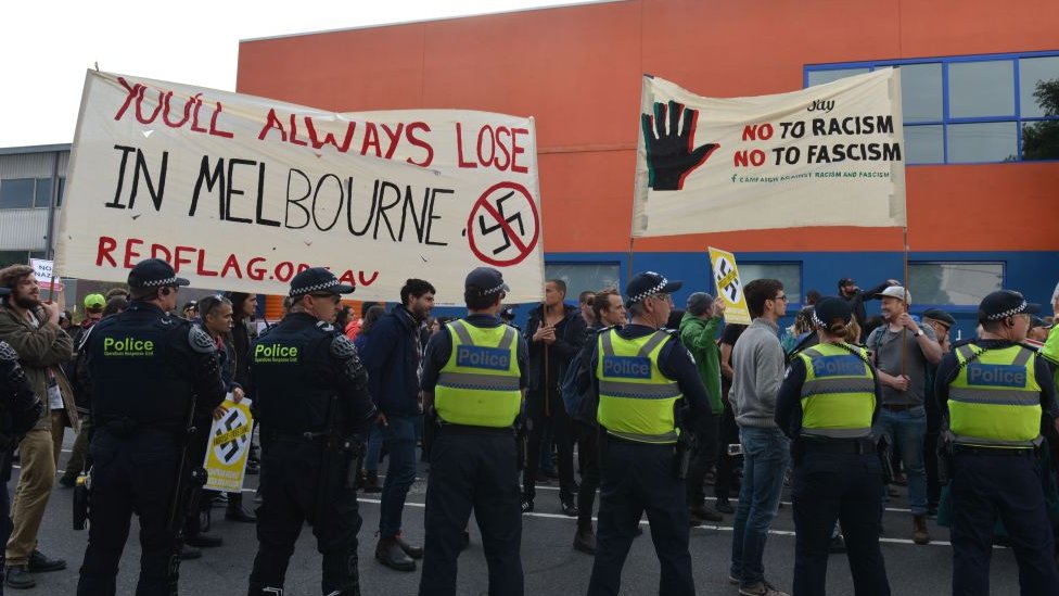 Australija: Zbog svastike ili drugog nacističkog simbola godinu dana u zatvor 1 A group of protestors in Melbourne