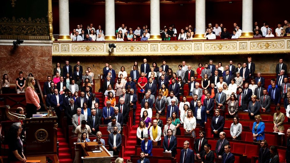 Francuska i nasilje: Deca ranjena u napadu nožem u Ansiju su stabilno 4 francuski parlament