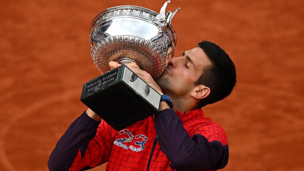Novak Đoković i tenis: Osvojio je Rolan Garos i 23. grend slem - da li je najveći teniser svih vremena 2 Novak Djokovic kisses the French Open trophy