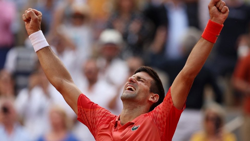 Novak Đoković i tenis: Osvojio je Rolan Garos i 23. grend slem - da li je najveći teniser svih vremena 4 Novak Djokovic celebrates