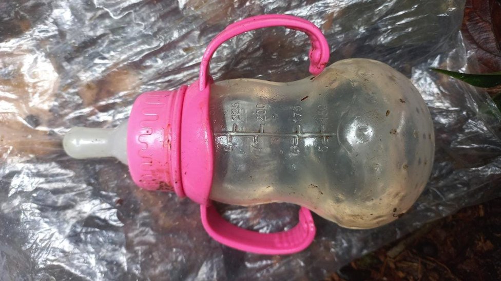 Ružičasta flašica za bebe zbog koje nisu utihnule nade da će deca biti pronađena živa