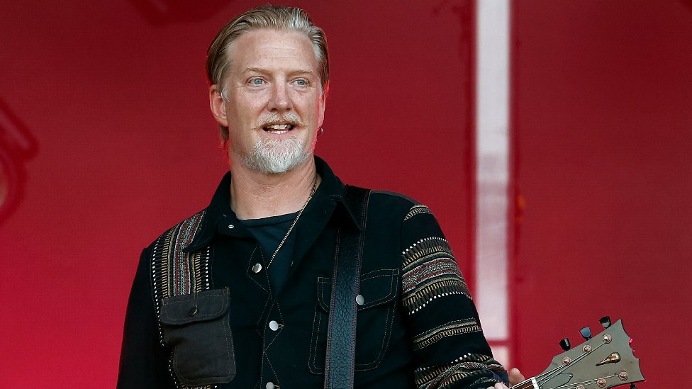 Muzika i Amerika: Džoš Homi, frontmen grupe Queens of the Stone Age otkrio da je operisao rak 1 Josh Homme holding guitar