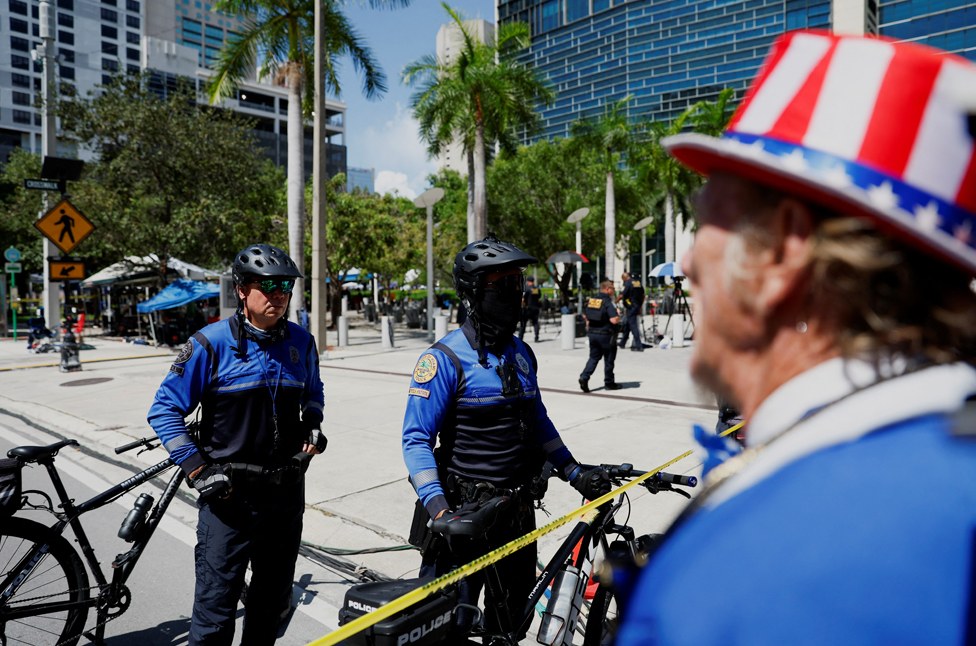 Amerika: Donald Tramp na sudu u Majamiju po optužbi za zadržavanje poverljivih dokumenata - galerija 5 Police officers stand in a street cordoned with tape, after an unattended package was discovered on it, near the Wilkie D. Ferguson Jr. United States Courthouse, on the day former U.S. President Donald Trump is to appear at on classified document charges, in Miami, Florida