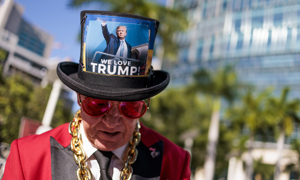 Amerika: Donald Tramp na sudu u Majamiju po optužbi za zadržavanje poverljivih dokumenata - galerija 9 A trump supporter outside of the Wilkie D. Ferguson United States Courthouse where former President Donald Trump is scheduled to surrender today federal authorities in Miami, Florida, USA, 13 June 2023
