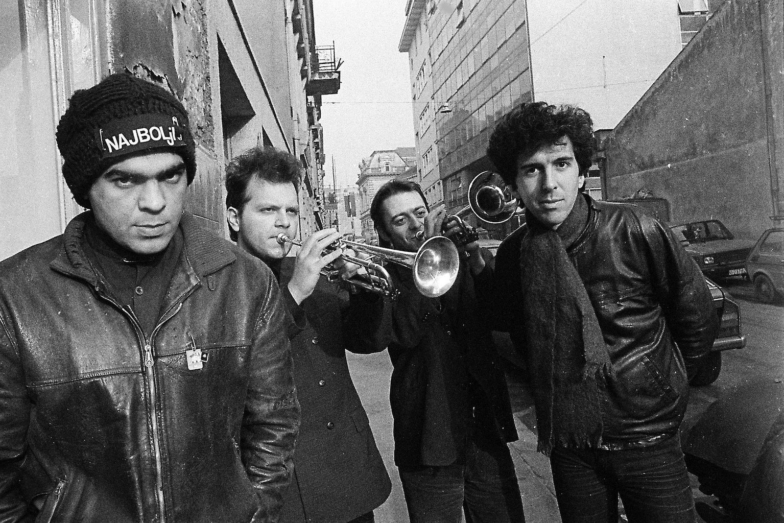 Disciplina kičme: Četiri decenije od revolucije u stilu i stihu, prvenca „Sviđa mi se da ti ne bude prijatno”, 2 Disciplina kičme