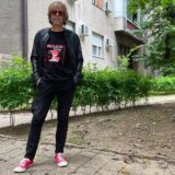 Disciplina kičme: Četiri decenije od revolucije u stilu i stihu, prvenca „Sviđa mi se da ti ne bude prijatno”, 4