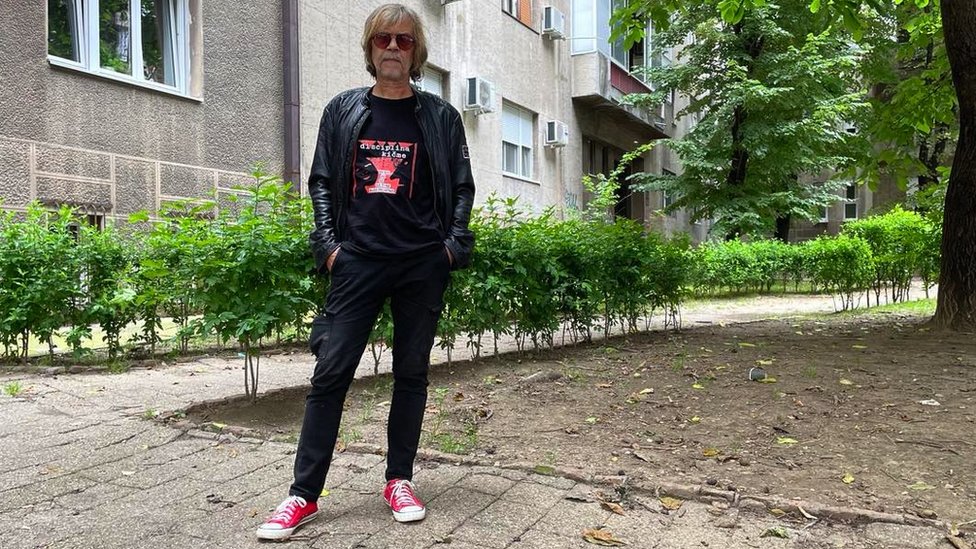 Disciplina kičme: Četiri decenije od revolucije u stilu i stihu, prvenca „Sviđa mi se da ti ne bude prijatno”, 1 Srđan Žika Todorović