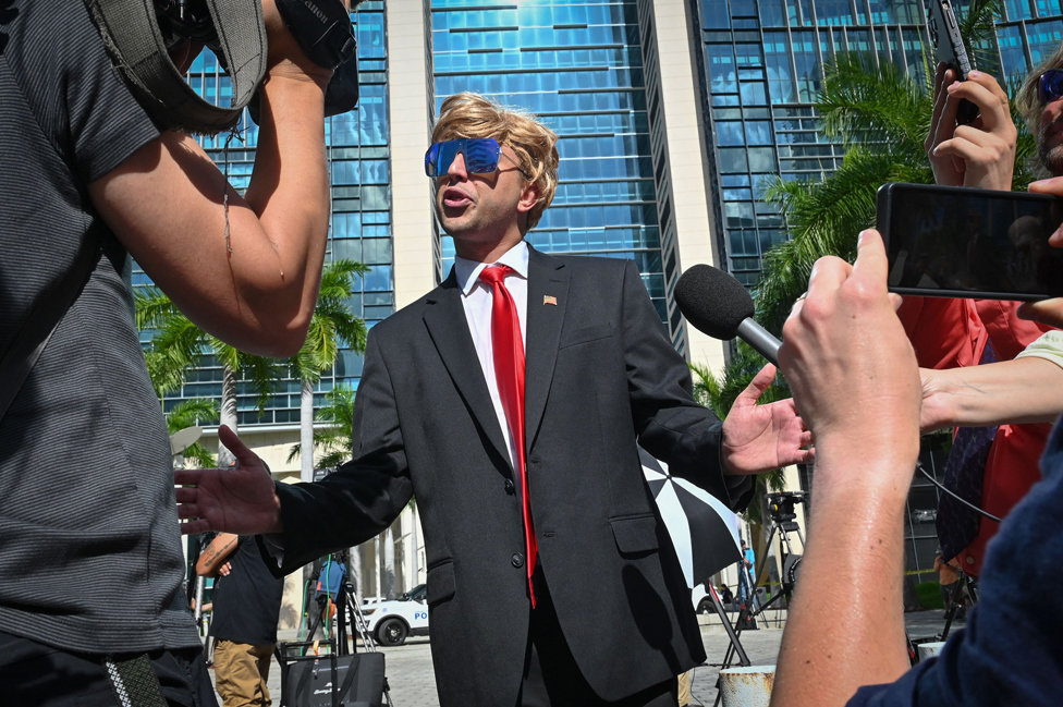 Amerika: Donald Tramp na sudu u Majamiju po optužbi za zadržavanje poverljivih dokumenata - galerija 14 A Trump impersonator speaks to the media outside the Wilkie D. Ferguson Jr. United States Courthouse before the arraignment of former President Donald Trump in Miami, Florida on June 13, 2023