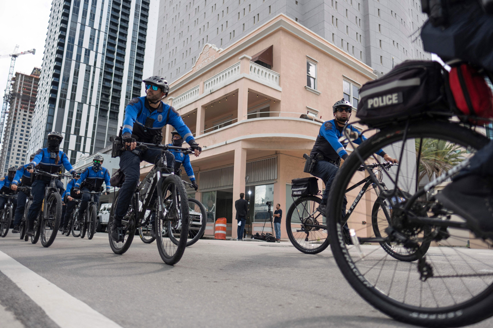 Amerika: Donald Tramp na sudu u Majamiju po optužbi za zadržavanje poverljivih dokumenata - galerija 8 Miami Police Officers ride around the Wilkie D. Ferguson Jr. United States Federal Courthouse in Miami, Florida, on June 13, 2023