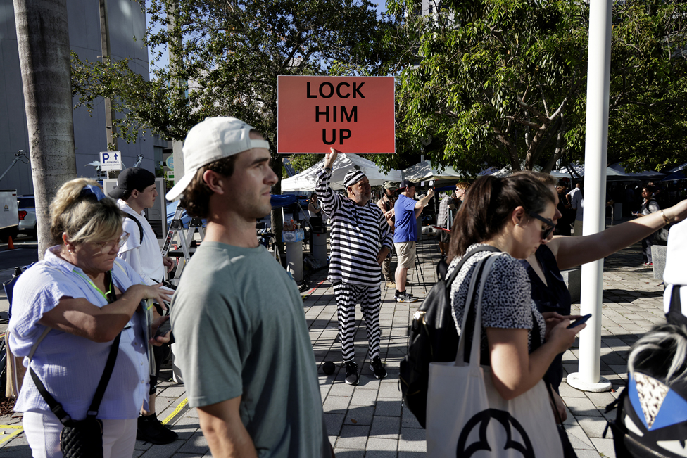 Amerika: Donald Tramp na sudu u Majamiju po optužbi za zadržavanje poverljivih dokumenata - galerija 10 A Trump opponent holds a sign outside the Wilkie D. Ferguson Jr. United States Federal Courthouse where former President Donald Trump is set to appear in front of a judge on June 13, 2023 in Miami, Florida