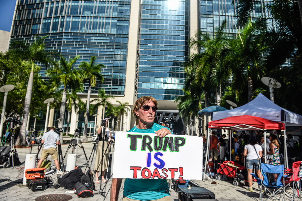 Amerika: Donald Tramp na sudu u Majamiju po optužbi za zadržavanje poverljivih dokumenata - galerija 12 A protester against former U.S. President Donald Trump holds a sign outside the Wilkie D. Ferguson Jr. United States Federal Courthouse where Trump is scheduled to be arraigned later in the day on June 13, 2023 in Miami, Florida