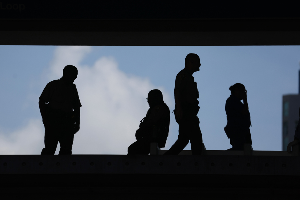 Amerika: Donald Tramp na sudu u Majamiju po optužbi za zadržavanje poverljivih dokumenata - galerija 6 Law enforcement officials stand guard at a transit stop outside of the Wilkie D. Ferguson Jr. federal courthouse on June 13, 2023 in Miami, Florida