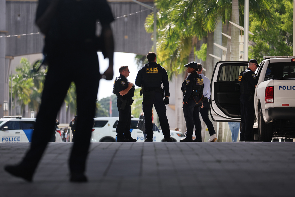 Amerika: Donald Tramp na sudu u Majamiju po optužbi za zadržavanje poverljivih dokumenata - galerija 7 Law enforcement officials stand guard at a transit stop outside of the Wilkie D. Ferguson Jr. federal courthouse on June 13, 2023 in Miami, Florida