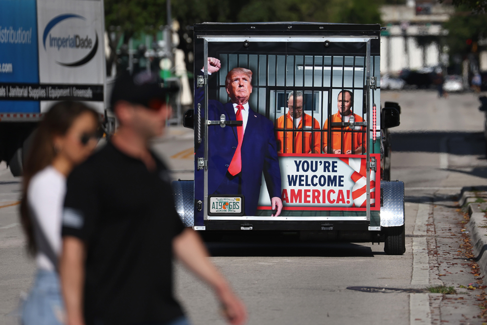 Amerika: Donald Tramp na sudu u Majamiju po optužbi za zadržavanje poverljivih dokumenata - galerija 11 A supporter of former President Donald Trump pulls a trailer around outside the Wilkie D. Ferguson Jr. United States Federal Courthouse where former U.S. President Donald Trump is set to appear in front of a judge on June 13, 2023 in Miami, Florida