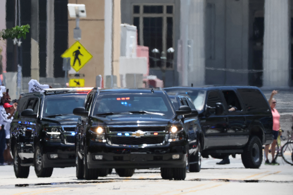 Amerika: Donald Tramp na sudu u Majamiju po optužbi za zadržavanje poverljivih dokumenata - galerija 2 The motorcade former U.S. President Donald Trump arrives at the Wilkie D. Ferguson Jr. United States Courthouse