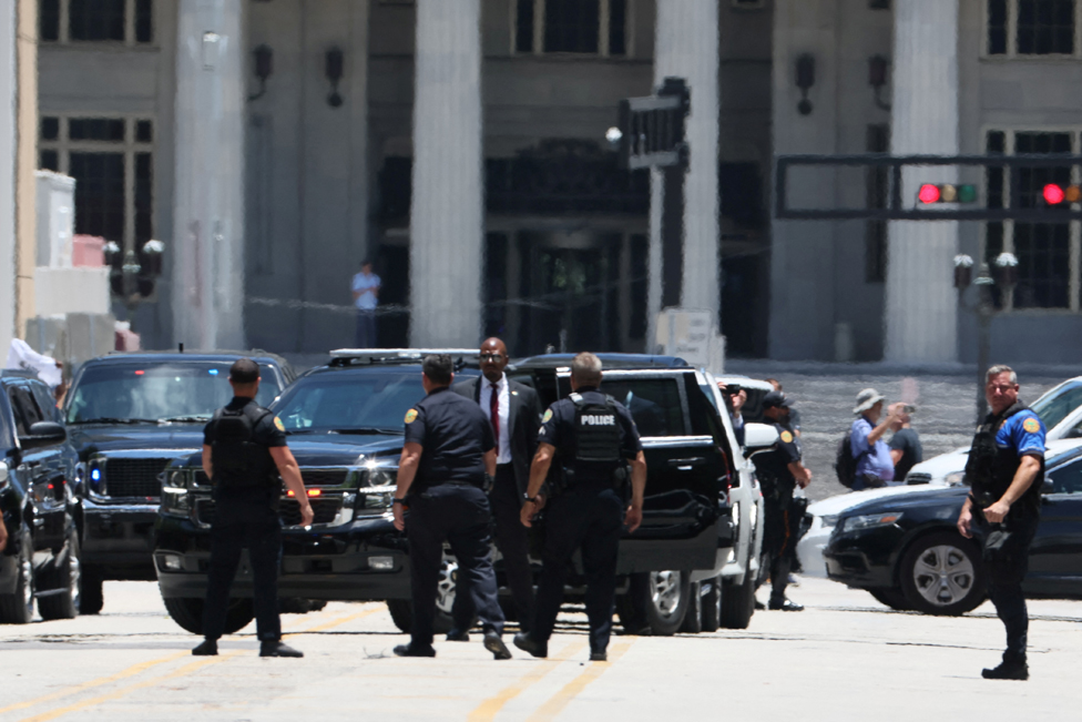 Amerika: Donald Tramp na sudu u Majamiju po optužbi za zadržavanje poverljivih dokumenata - galerija 4 Law enforcement officers operate as the motorcade former U.S. President Donald Trump arrives at the Wilkie D. Ferguson Jr. United States Courthouse, to appear at his arraignment on classified document charges, in Miami, Florida