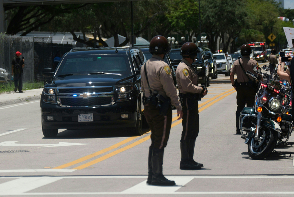 Amerika: Donald Tramp na sudu u Majamiju po optužbi za zadržavanje poverljivih dokumenata - galerija 3 The motorcade carrying former US President Donald Trump arrives at Wilkie D. Ferguson Jr. United States Federal Courthouse in Miami, Florida, on June 13, 2023.