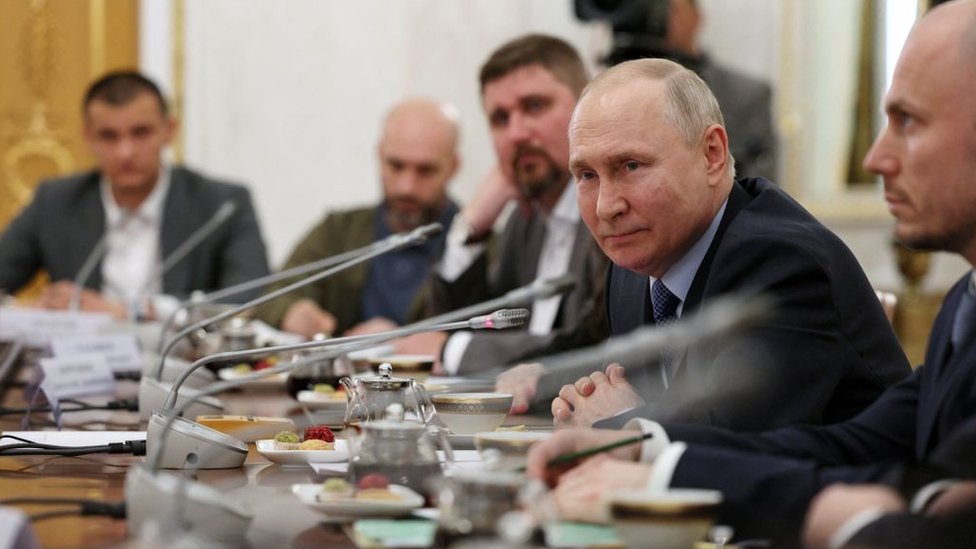 Rusija i Ukrajina: Putin tvrdi - kontraofanziva je neuspeh, Kijev ima 10 puta veće gubitke nego mi 1 Russian President Vladimir Putin chaired a meeting with Russian war correspondents in Moscow on Tuesday