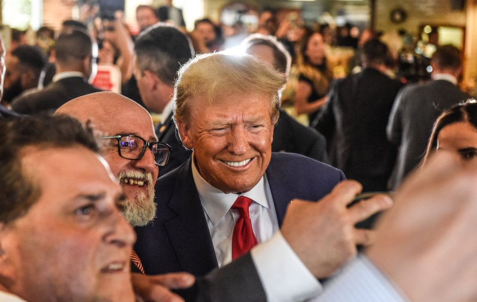 Amerika: Donald Tramp na sudu u Majamiju po optužbi za zadržavanje poverljivih dokumenata - galerija 16 Donald Trump poses with patrons during a surprise visit to the Versailles restaurant in Little Havana, Miami, after pleading not guilty in court