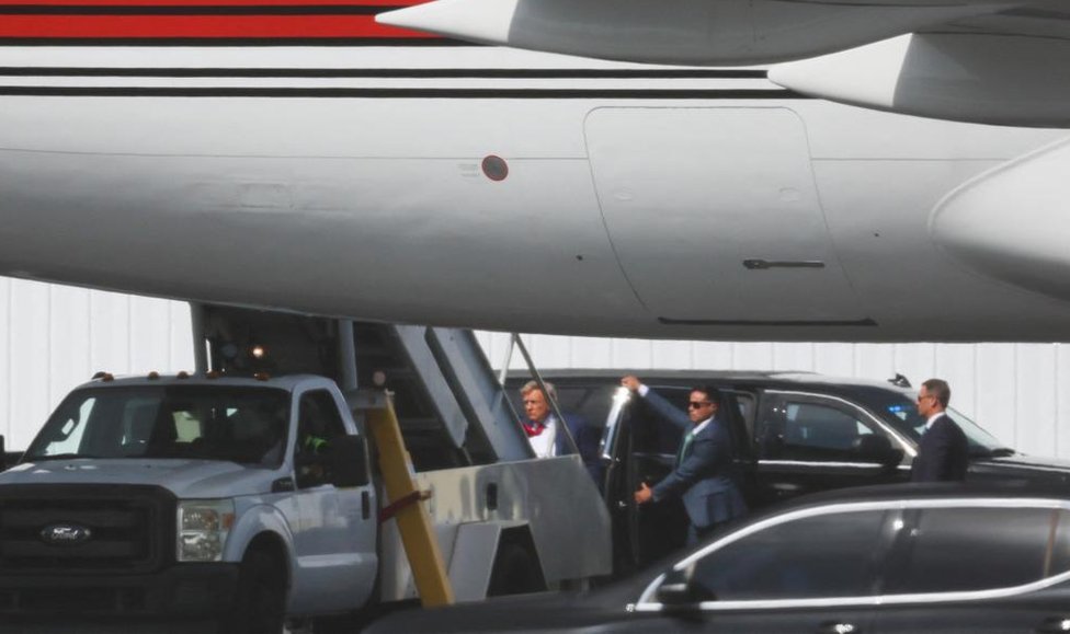 Amerika: Donald Tramp na sudu u Majamiju po optužbi za zadržavanje poverljivih dokumenata - galerija 17 Donald Trump is pictured climbing the stairs of his plane to leave Miami, as an aide holds a car door open on the runway behind him
