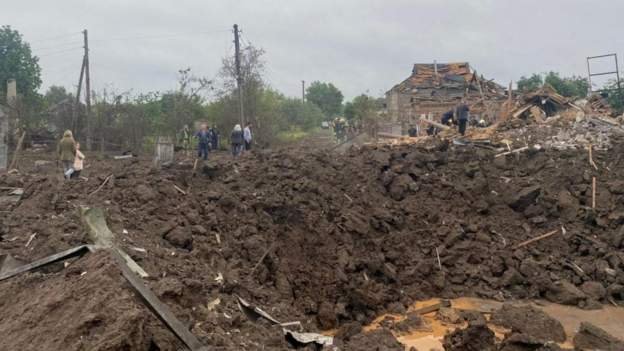 ljudi ispred kratera