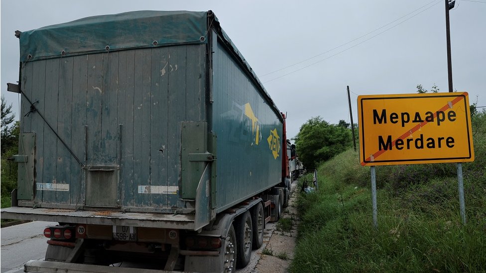 Srbija i Kosovo: Trojici kosovskih policajaca određen pritvor, kolone kamiona sa srpskim tablicama i dalje na prelazima 2 MERDARE