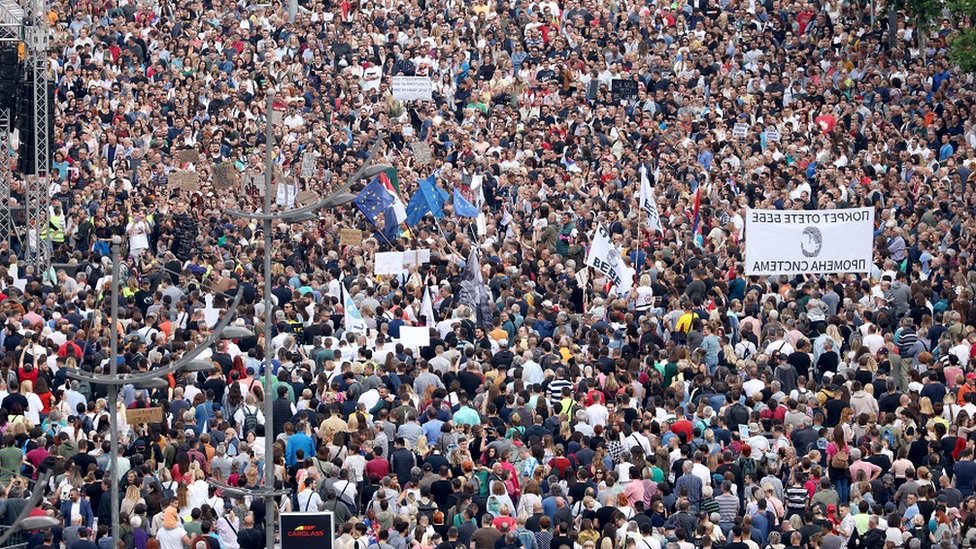 „Srbija protiv nasilja": Počela protestna vožnja i blokada autoputa kod Beograda 2 Plato ispred Skupštine Srbije u Beogradu