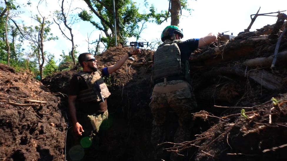 Ukrajinske snage lansiraju dronove da bi bacale dimne bombe blizu ruskih položaja
