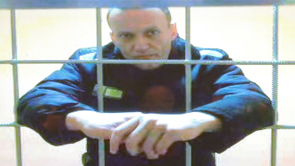 Rusija i Aleksej Navaljni: Kritičar Kremlja bi mogao da bude osuđen na višedecenijsku zatvorsku kaznu 1 File photo of Alexei Navalny seen on a screen during a court hearing in Moscow