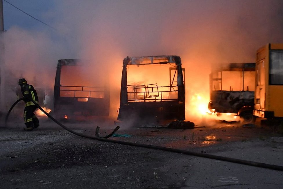 Rusija i Ukrajina: Raketni napad na Belgorodsku oblast, povređeno dete, u mestima oko brane Kahovka pojavila se infekcija nalik koleri 1 Vatrogaski gase vatru posle napada